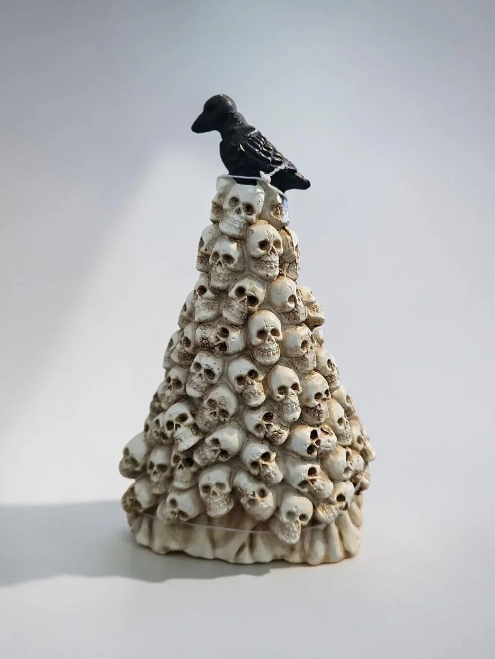 Halloween Skull Tree LED – Stacked Skulls with Crow Figurine – Spooky Gothic Déc